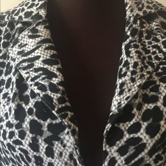 🌹Animal print White & Black Blazer Zip Front EUC - Picture 2 of 8